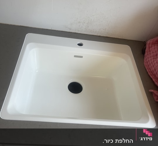 כיור מטבח עם משטח שיש אפור